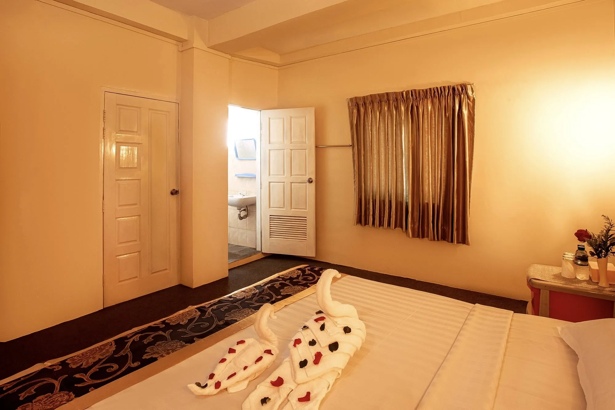 Lucky 7 River View Hostel